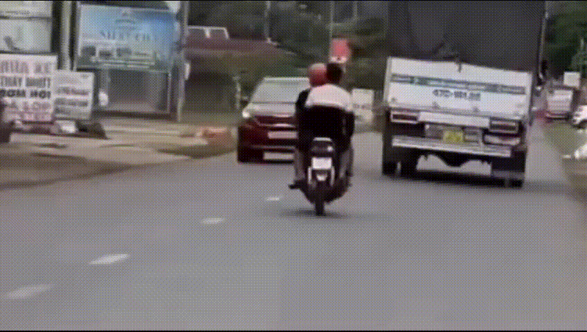 Cảnh s&aacute;t x&aacute;c minh người đ&agrave;n &ocirc;ng trong clip lạng l&aacute;ch, tạt đầu xe ben tr&ecirc;n quốc lộ ở Đắk Lắk