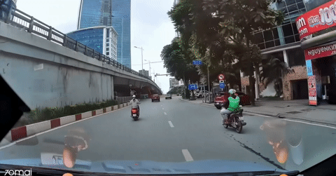 Tài xế ô tô điện lùi xe từ vỉa hè xuống đường bất cẩn, hất văng người đi xe máy