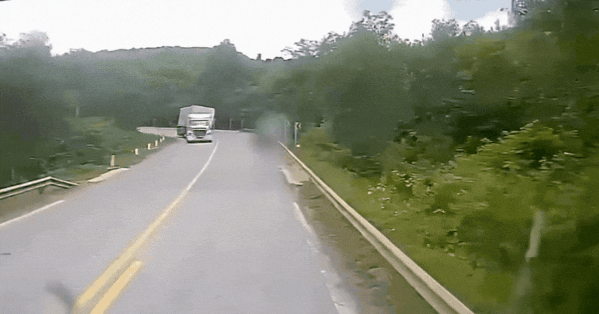 Video xe đầu kéo vào cua tốc độ cao, lật thùng đè ô tô làn ngược chiều
