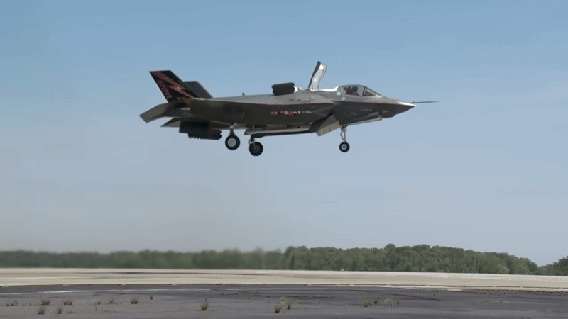 Ti&ecirc;m k&iacute;ch t&agrave;ng h&igrave;nh F-35B Mỹ biểu diễn bay treo tại chỗ