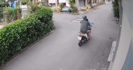 Bị đâm ngã sõng soài giữa ngã tư, người đàn ông đạp đầu người phụ nữ lái xe ẩu