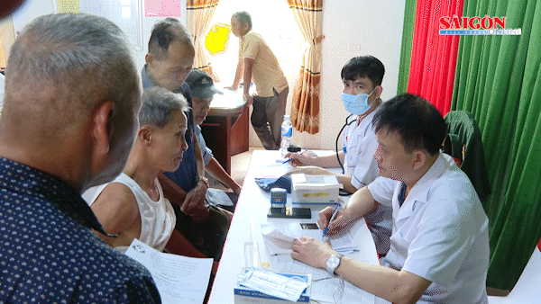 Kh&aacute;m, cấp thuốc miễn ph&iacute; cho người d&acirc;n khu vực bi&ecirc;n giới Việt Nam - L&agrave;o