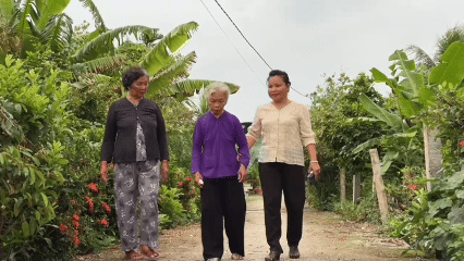 [Clip] Khoảnh khắc người y&ecirc;u liệt sĩ Huỳnh Văn Qu&ecirc;n bật kh&oacute;c khi hay tin t&igrave;m thấy h&agrave;i cốt