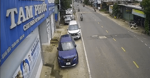 Mở cửa xe như chỗ kh&ocirc;ng người, t&agrave;i xế Xpander g&acirc;y tai nạn cho người đi xe m&aacute;y