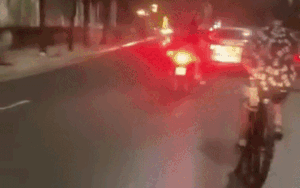 'Th&iacute;ch thể hiện' khi l&aacute;i xe đạp tr&ecirc;n đường, thanh ni&ecirc;n g&acirc;y ra h&agrave;nh động đ&aacute;ng xấu hổ với 2 c&ocirc; g&aacute;i