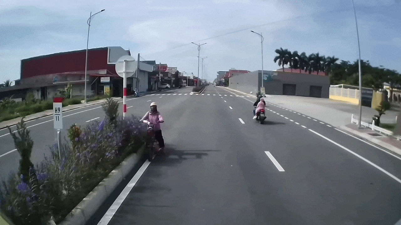 Clip: Người phụ nữ đi ngược chiều, xin &ocirc;t&ocirc; nhường đường
