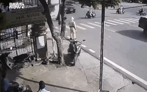 Người mẹ chở con nhỏ qua đường, diễn biến cuối c&ugrave;ng được camera ghi lại khiến ai cũng sợ h&atilde;i