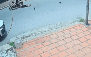 C&ocirc; g&aacute;i bị xe m&aacute;y k&eacute;o l&ecirc; tr&ecirc;n đường, xem diễn biến trước đ&oacute; d&acirc;n t&igrave;nh liền ph&aacute;n 'kh&ocirc;ng oan'
