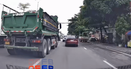 Chuyển làn bất cẩn, xe ben gây họa cho nhiều phương tiện trên đường