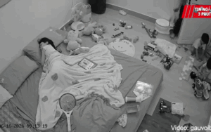 Người mẹ ngủ say, lúc dậy xem camera liền thấy khoảnh khắc gây bất ngờ của 2 cậu con trai