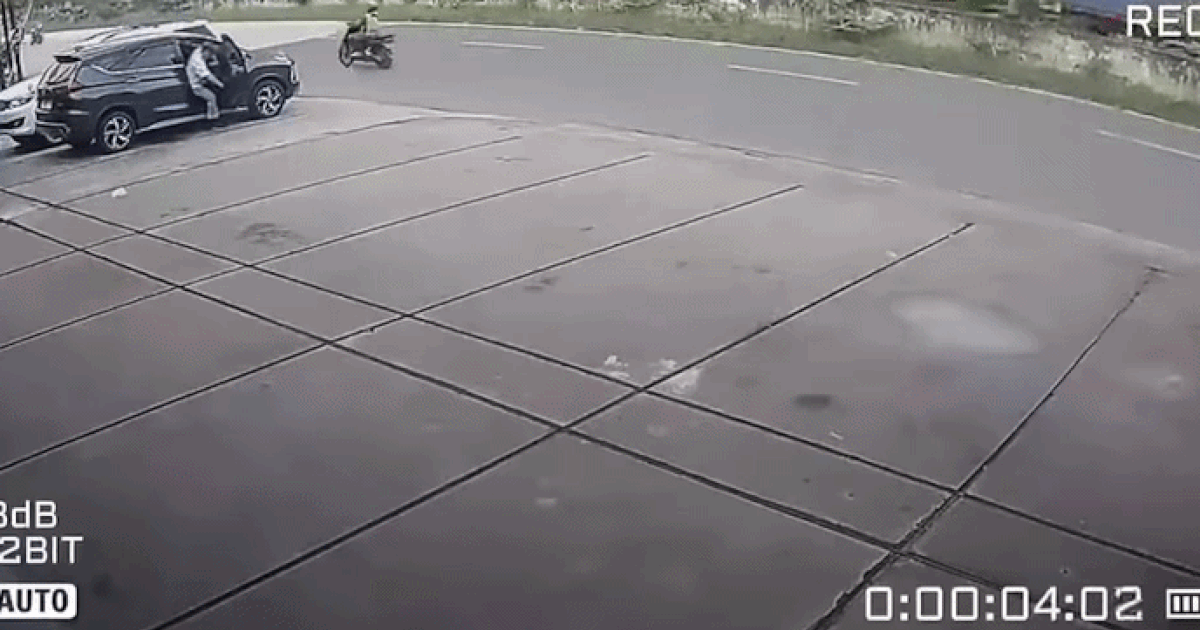 Người đ&agrave;n &ocirc;ng vừa mở cửa &ocirc; t&ocirc; th&igrave; biến cố kinh ho&agrave;ng ập đến chỉ sau một gi&acirc;y
