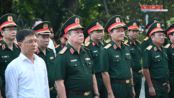 Đại tướng Nguyễn Trọng Nghĩa d&acirc;ng hương tưởng niệm cố Tổng B&iacute; thư Trần Ph&uacute; v&agrave; c&aacute;c Anh h&ugrave;ng liệt sĩ