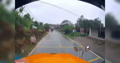 Xe container mất lái, suýt tông vào nhà dân ven đường khi tránh xe ngược chiều