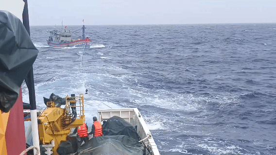 Cảnh sát biển kịp thời hỗ trợ tàu cá gặp sự cố trên biển