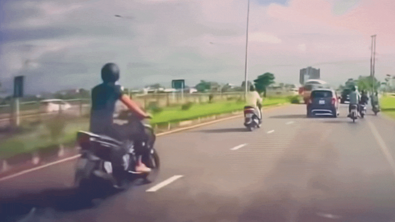 Clip: Xe m&aacute;y lấn l&agrave;n lao thẳng v&agrave;o đầu &ocirc; t&ocirc; bu&yacute;t