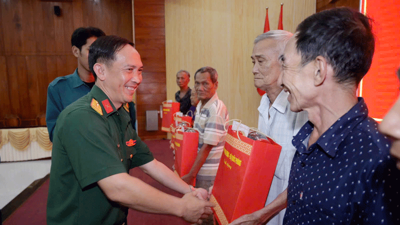 An Giang: Trao 20 suất quà của Quân ủy Trung ương, Bộ Quốc phòng cho gia đình chính sách