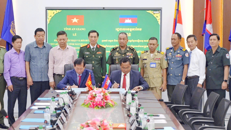 B&agrave;n giao, tiếp nhận 14 h&agrave;i cốt liệt sĩ tại tỉnh T&agrave; Keo, Vương quốc Campuchia