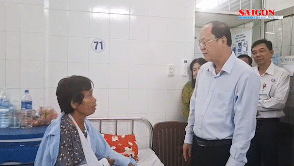 B&iacute; thư Tỉnh ủy C&agrave; Mau thăm người d&acirc;n bị thương do d&ocirc;ng lốc