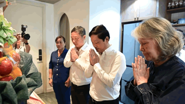Đo&agrave;n đại biểu TPHCM thắp hương tưởng nhớ đồng ch&iacute; Trần Bạch Đằng