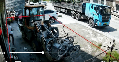 Th&oacute;t tim cảnh xe bồn mất l&aacute;i lao v&agrave;o khu d&acirc;n cư, nhiều người may mắn tho&aacute;t nạn