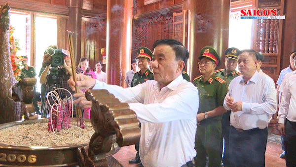 Thường trực Ban B&iacute; thư d&acirc;ng hương tưởng niệm Chủ tịch Hồ Ch&iacute; Minh v&agrave; tri &acirc;n c&aacute;c anh h&ugrave;ng liệt sĩ tại Nghệ An, H&agrave; Tĩnh