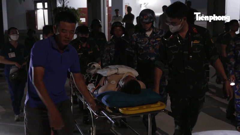 Bay xuy&ecirc;n đ&ecirc;m đưa bệnh nh&acirc;n nguy kịch từ đảo Sơn Ca v&agrave;o đất liền