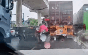 Đi tr&uacute;ng 'điểm m&ugrave;' của xe container, 2 thanh ni&ecirc;n khiến c&otilde;i mạng th&oacute;t tim theo d&otilde;i c&aacute;i kết