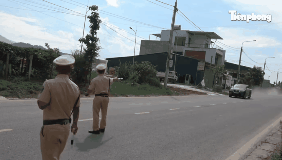 Hình ảnh ô tô phóng như tên trên cung đường giới hạn tốc độ 50km/h