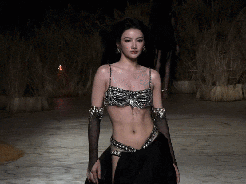 Gần hai triệu lượt xem &aacute; hậu, b&aacute;c sĩ catwalk