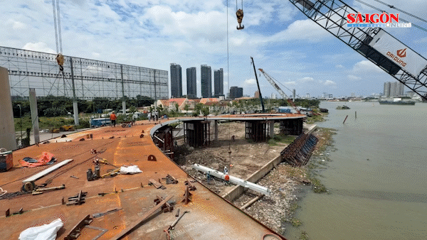 Hối hả tr&ecirc;n c&ocirc;ng trường cầu đi bộ qua s&ocirc;ng S&agrave;i G&ograve;n