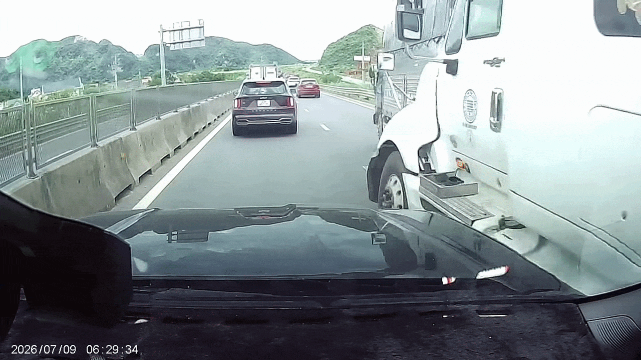 Clip: Xe container gây tai nạn liên hoàn trên cao tốc