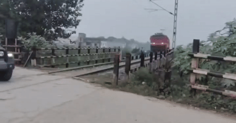 Phớt lờ tàu hỏa đang đến, nhiều tài xế vẫn cố lái xe băng qua đường sắt
