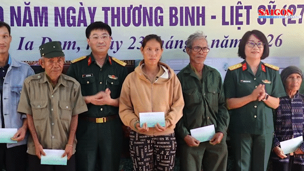 Kh&aacute;m, cấp thuốc cho hơn 1.300 người d&acirc;n khu vực bi&ecirc;n giới