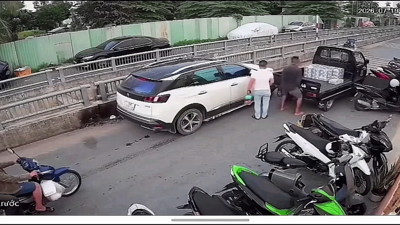 Clip: Người đàn ông dùng tay không nhấc đuôi xe tải cho ô tô đi qua