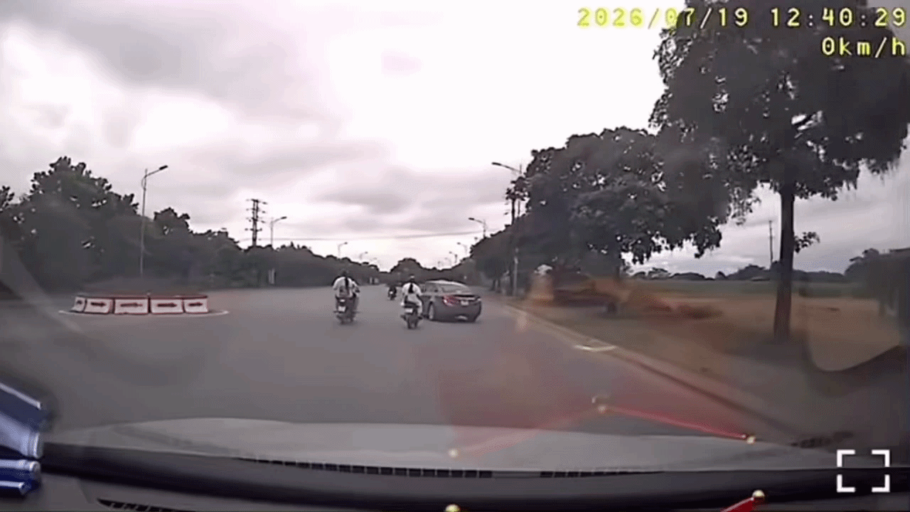 Clip: &Ocirc; t&ocirc; rẽ gấp t&ocirc;ng ng&atilde; hai người đi xe m&aacute;y