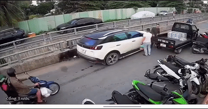 Thay vì đánh lái, tài xế nhấc ô tô tải dẹp đường cho xe khác đi qua gây sốt mạng