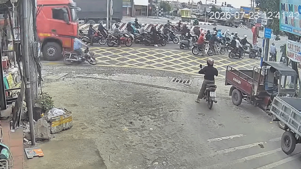 Clip: T&agrave;i xế xe m&aacute;y tho&aacute;t chết sau c&uacute; t&ocirc;ng của &ocirc; t&ocirc; tải