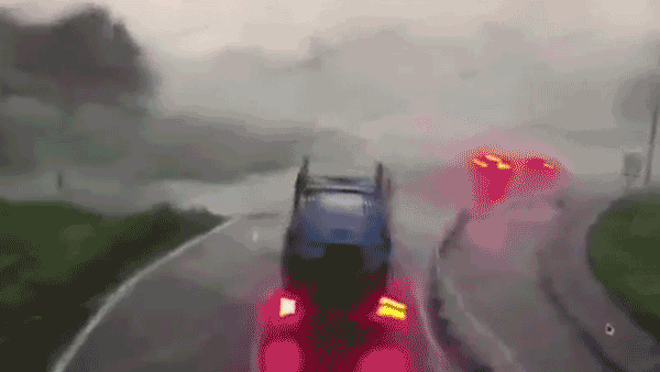 Gi&oacute; lốc xo&aacute;y mạnh, sedan bị cuốn bay l&ecirc;n trời l&uacute;c đang di chuyển tr&ecirc;n đường dưới trời mưa