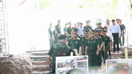 Đại tướng Phan Văn Giang d&acirc;ng hương tưởng niệm Anh h&ugrave;ng liệt sĩ tại C&ocirc;ng vi&ecirc;n L&ecirc; Thị Ri&ecirc;ng