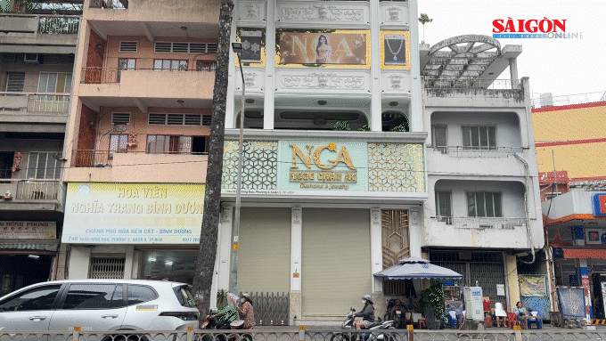 Nhiều tiệm kim cương vẫn 'then cài', dù đến ngày hẹn mở cửa