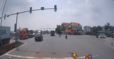 Nam thanh niên đi xe máy đeo tai phone, tạt đầu hàng loạt ô tô trên Quốc lộ 5