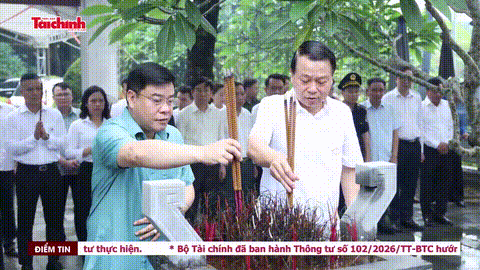 Đo&agrave;n c&ocirc;ng t&aacute;c Bộ T&agrave;i ch&iacute;nh d&acirc;ng hương tại Nghĩa trang liệt sỹ Phạm Văn Khang v&agrave; đồng đội