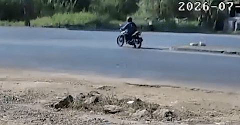 Xe tải mất lái húc văng xe máy, người đàn ông thoát chết trong gang tấc