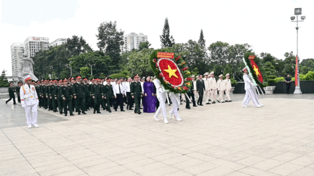 Đo&agrave;n l&atilde;nh đạo TPHCM d&acirc;ng hương tưởng nhớ c&aacute;c Anh h&ugrave;ng liệt sĩ