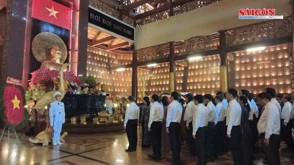 Lãnh đạo TPHCM dâng hoa, dâng hương tưởng niệm các Anh hùng liệt sĩ tại Đền tưởng niệm Liệt sĩ Bến Dược