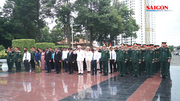 L&atilde;nh đạo TPHCM d&acirc;ng hương tưởng niệm c&aacute;c Anh h&ugrave;ng liệt sĩ tại Nghĩa trang Liệt sĩ B&igrave;nh Dương