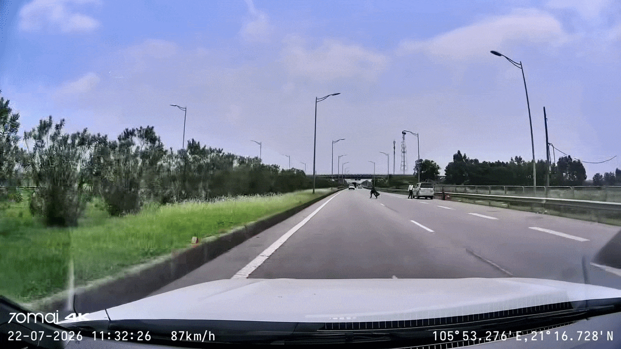 Clip: Ô tô phanh gấp tránh người đi bộ băng ngang qua cao tốc