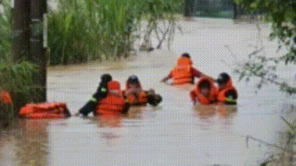 Công an Lâm Đồng kịp thời giải cứu 16 người bị cô lập do mưa lớn
