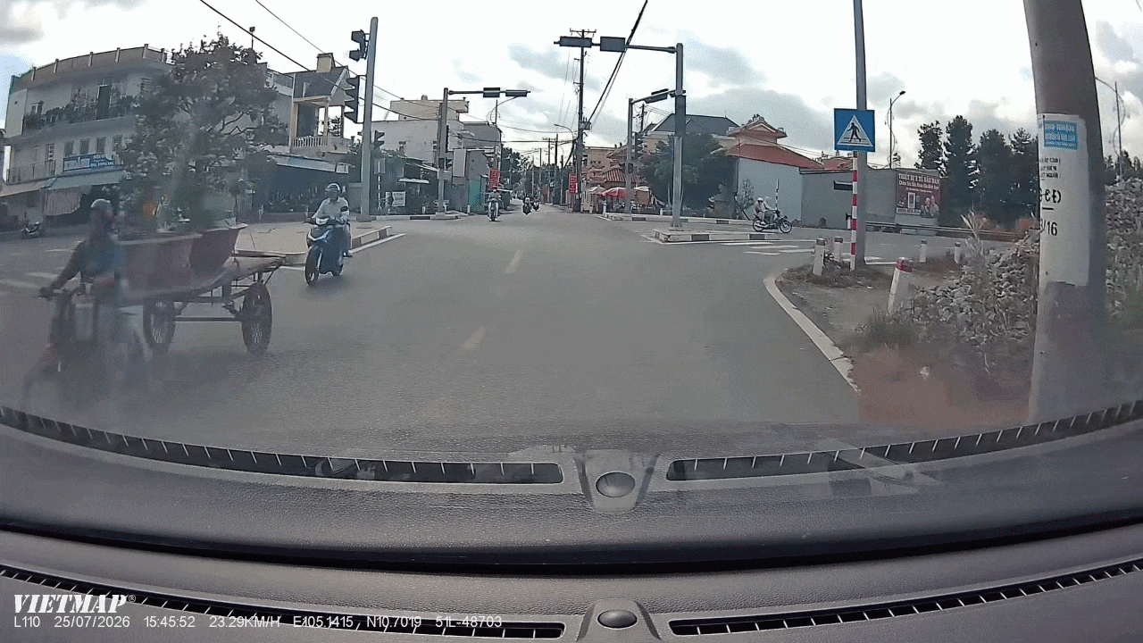 Clip: Xe máy gãy bánh sau cú tông mạnh ở ngã tư