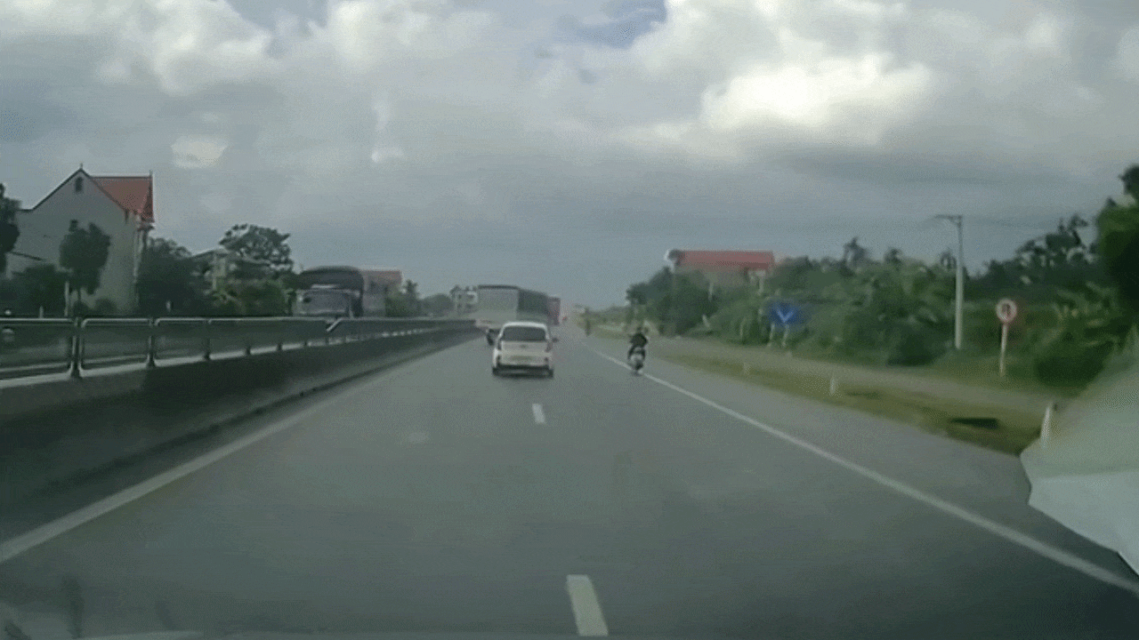 Clip: Ô tô con đi thẳng đâm hông xe tải rẽ gấp